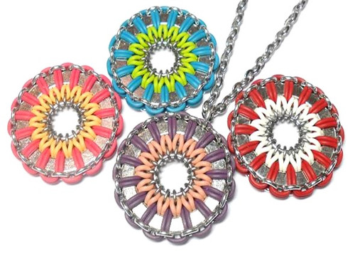 Daisy Medallion - Crimson and White