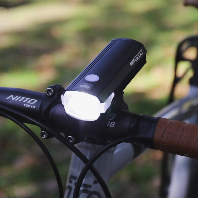 CatEye AMPP 2200 – Phare Vélo Avant LED Ultra Puissant 2200 Lumens, OptiCube, USB-C, IPX4, Mode Enduro 12h, Support FlexTight