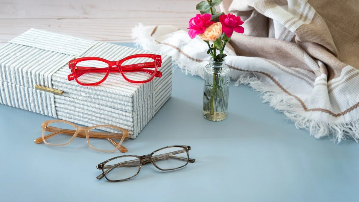 Premium OTC Readers vs Prescription Reading Glasses: When Each One Makes Sense