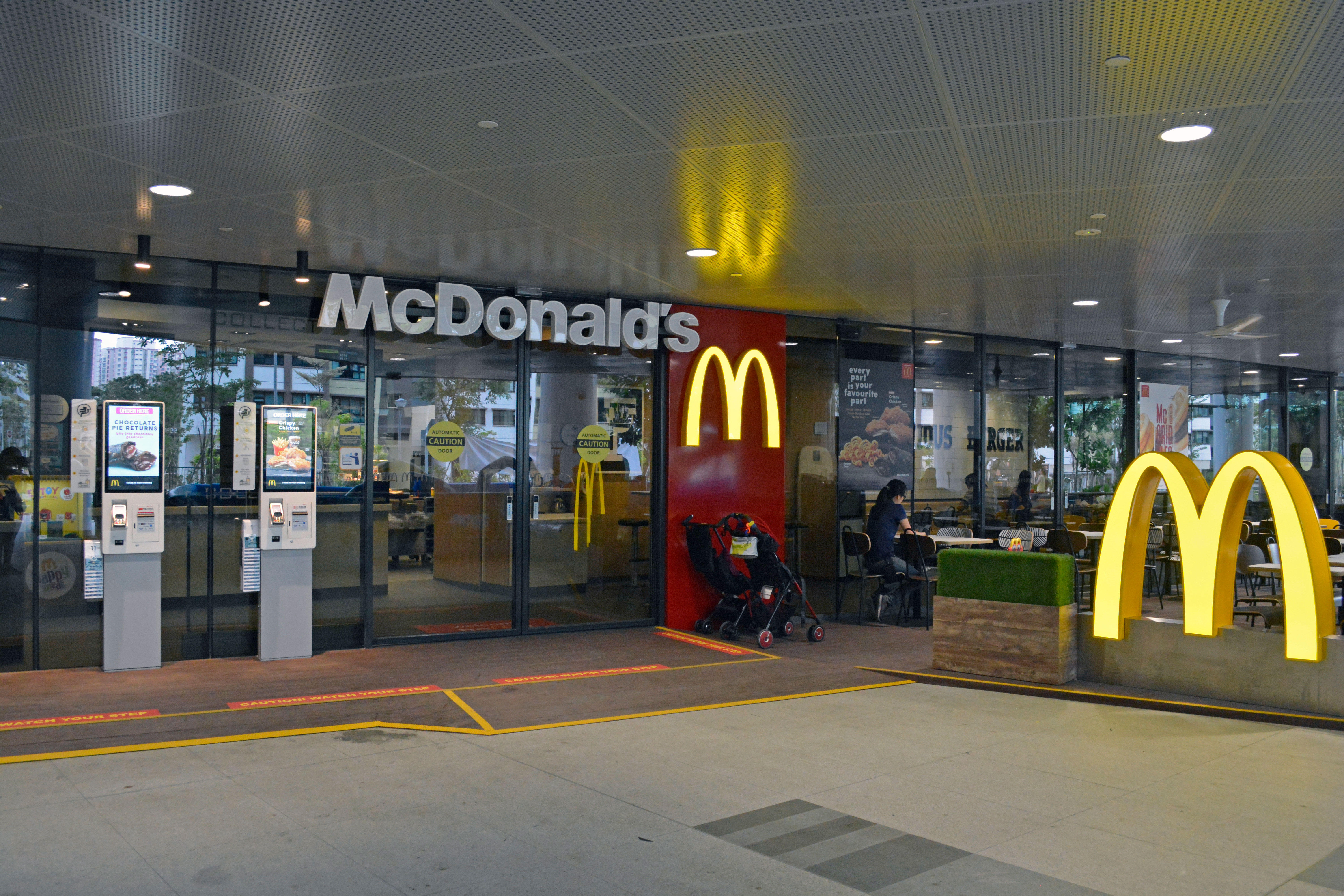 mcdonald-s-buangkok-singapore-5-.jpg