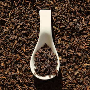 Close-up of five-year-aged loose-leaf pu’er tea used in Tea Phases Winter Harvest premium tea.