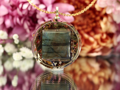 I Believe in Me AAA Green Labradorite tea-infused pendant with Mindful Green tea and an 18k gold inset ring by Tea Phases.