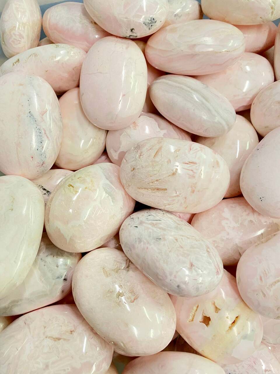 瑪瑙　命根石 Mangano Calcite Palm Stone - Polished Crystal Oval | New Moon