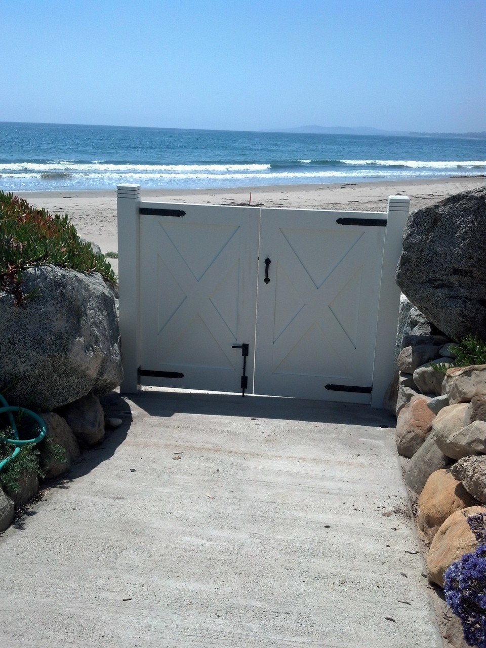 Double Driveway Wood Gate With Decorative Strap Hinges 20 155 20 150 And Cane Bolt 80 100