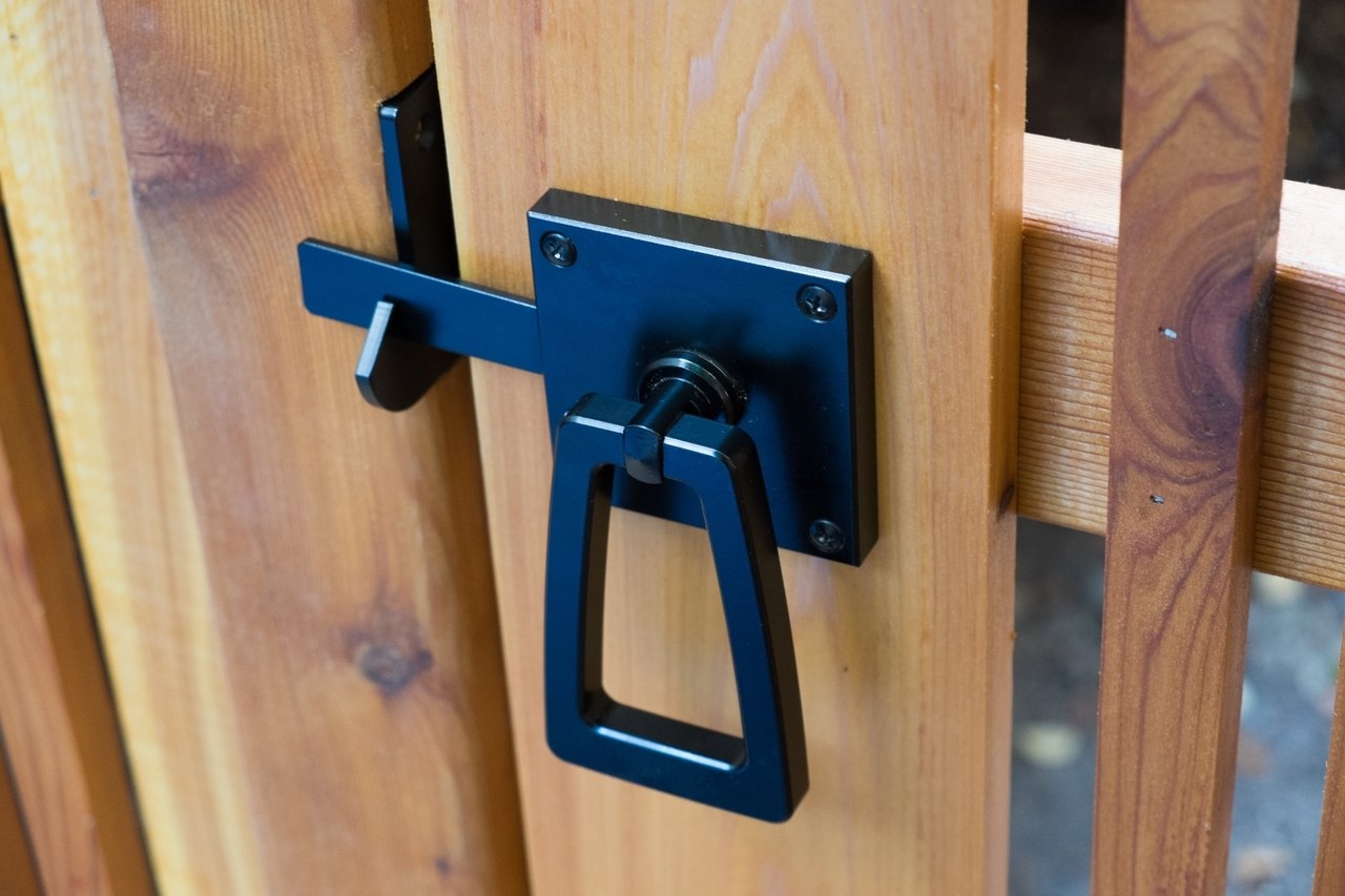 Modern gate hardware package with tapered ring installed