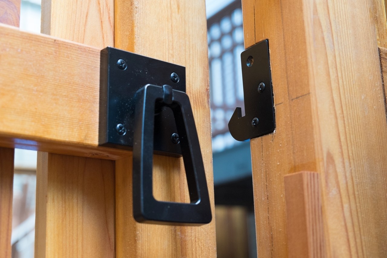 Modern gate hardware package with tapered ring installed