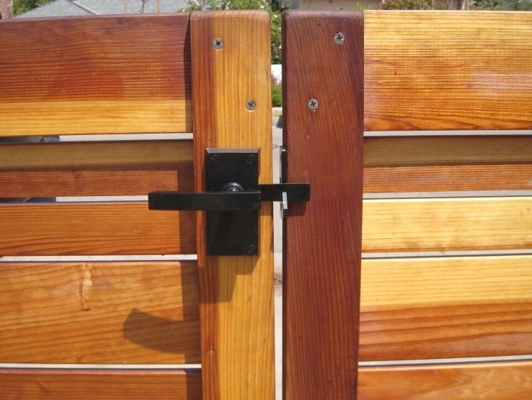nero-contemporary-lever-gate-latch-pkg-for-single-gates-nero-single-installed-closeup.jpg