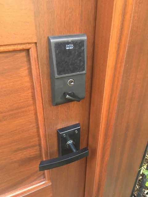 russell-fong-custom-cedar-gate-with-emtek-emtouch-keypad-deadbolt-and-nero-contemporary-latch.jpg