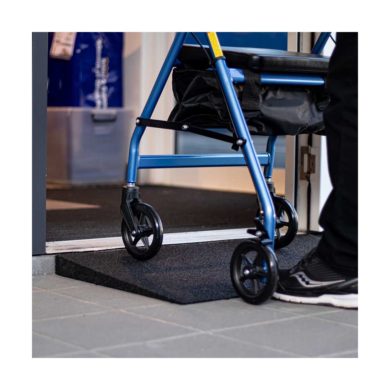 Rubber-Ramp 30mm 1-10 STD with shown to scale walker