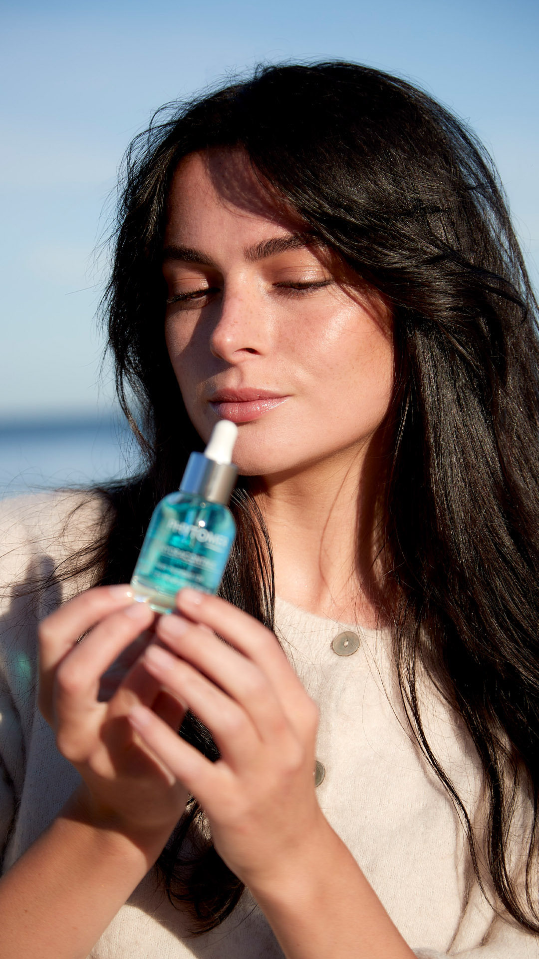 A woman holding the Hydracontinue 12 hour flash gel.