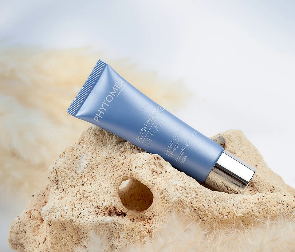 Eye Flash Smoothing Reviving Mask, 30 ml on a rock.