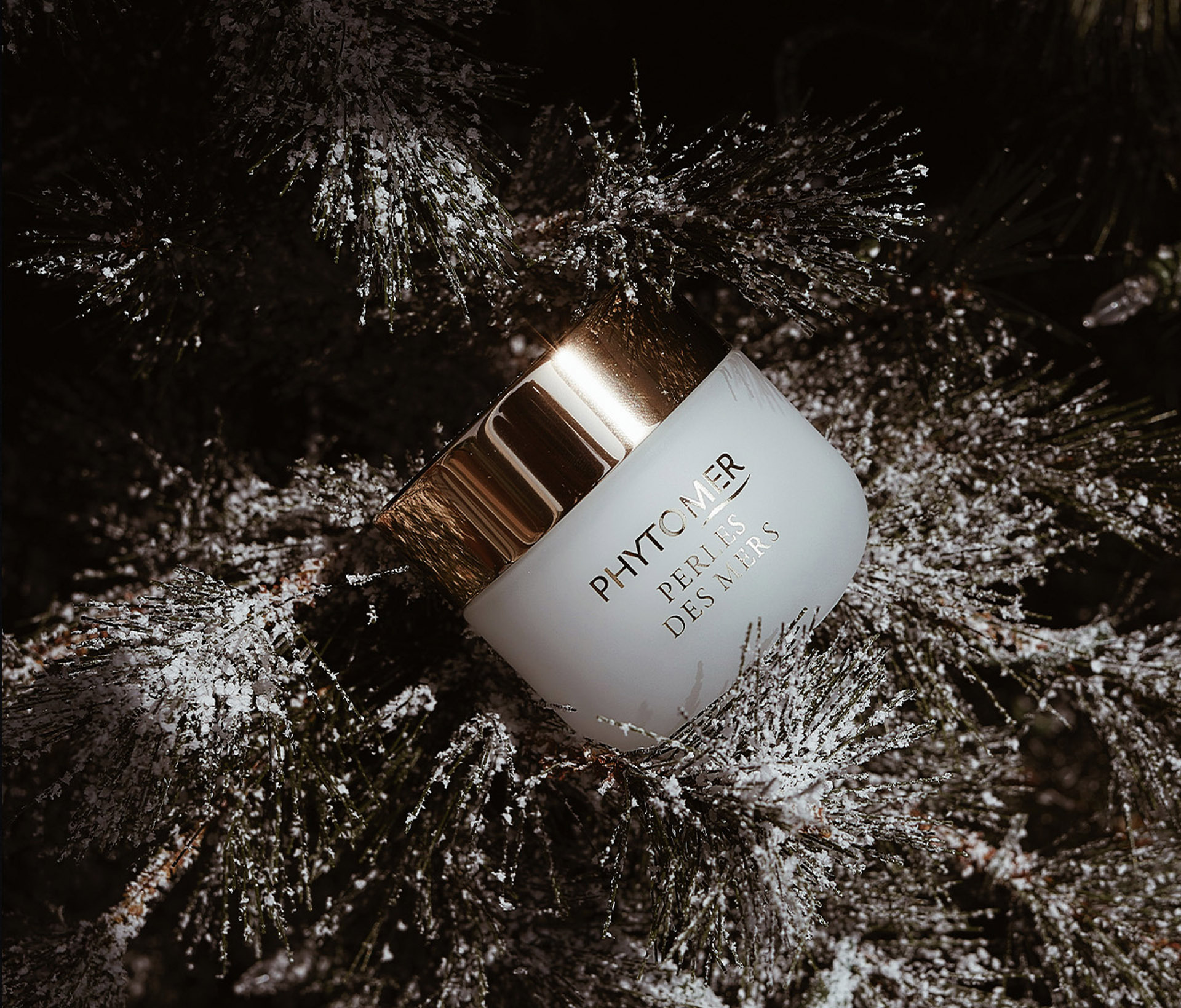 Phytomer Perles Des Mers Cream laying in a pine tree.