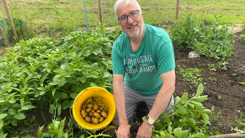 Smiles all round as Wonderpost 'Farm Fresh' Compost comes up trumps again!