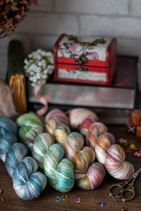 Reveling Hues 'MOONGLEAM' Fingering