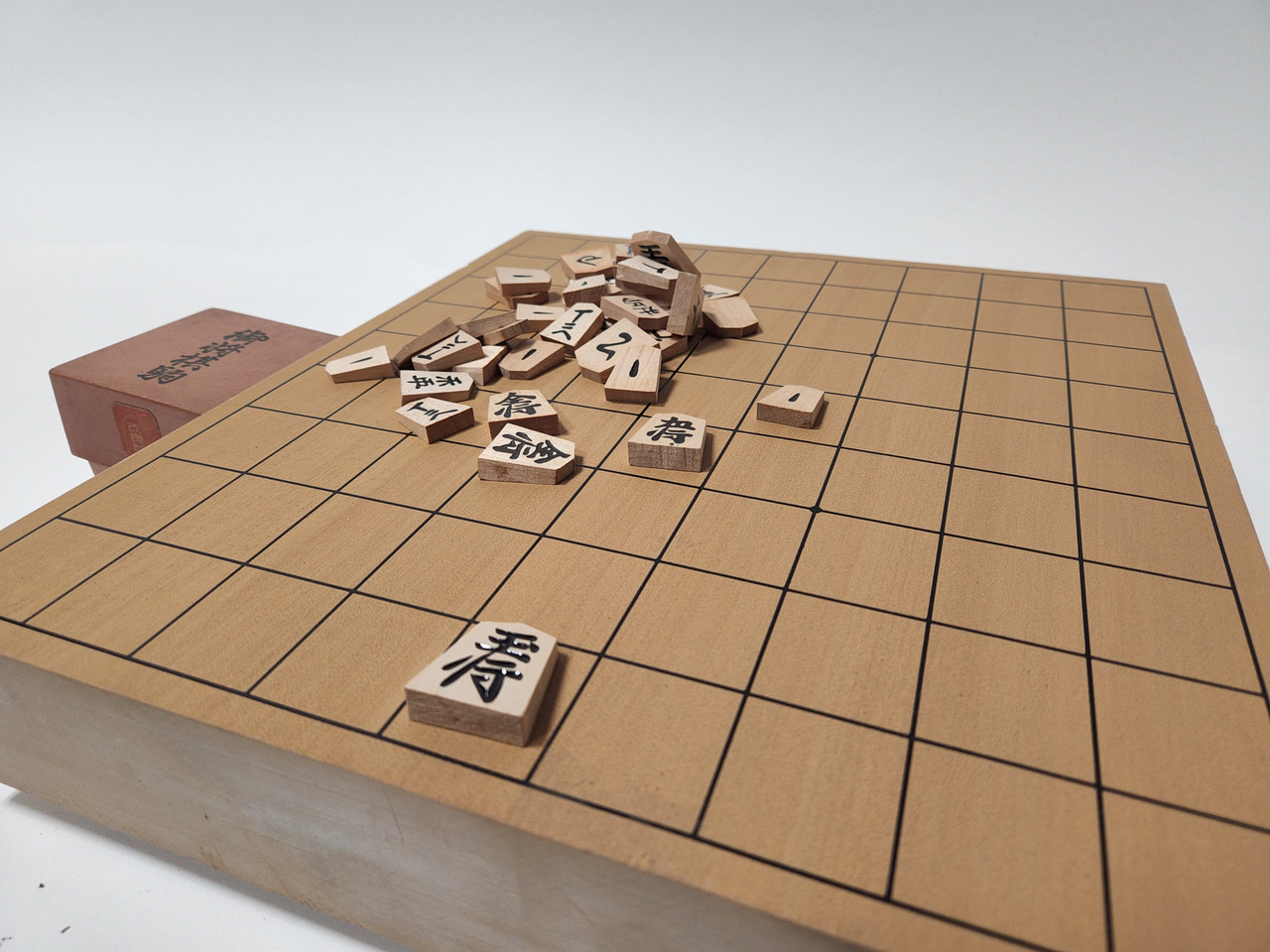 ir e placas de shogi com peças. jogos japoneses 16540123 Vetor no