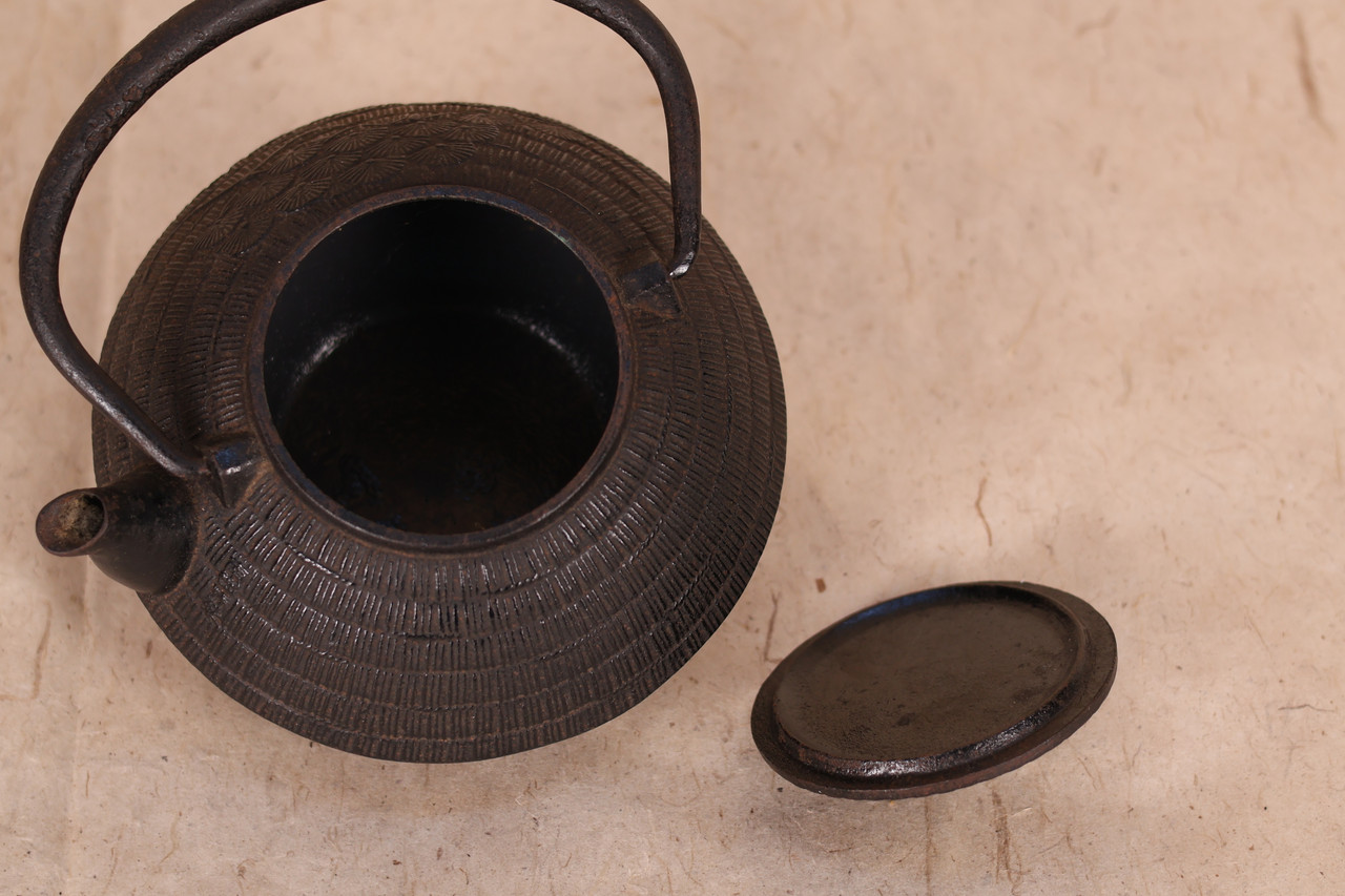 Vintage Japanese Tetsubin Iron Kettle (23O460-1)