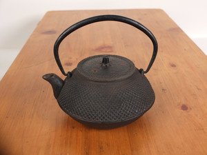 Vintage Japanese Tetsubin Iron Kettle (23O460-8)