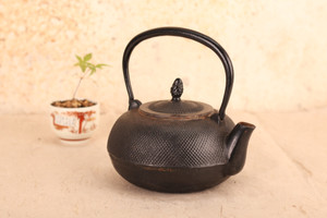 Vintage Japanese Tetsubin Iron Kettle (24J-350-2) Vintage Japanese Tetsubin Iron Kettle (24J-350-2)