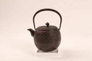 Vintage Japanese Iron Kettle for Sencha – Floral Engraving (24N-125-2)
