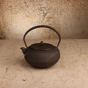 Teaware Vintage Japanese Kettle 1946 1965 Mid — Iron, Showa Era (SKU: 26M-617-1) - 1
