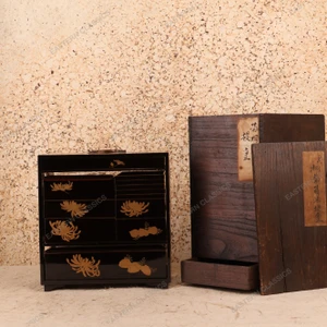 Antique Japanese Kiku Maki-e Lacquer Jubako Set with Tomobako, Taisho Era (1912-1926) | SKU: 26M-875 - 1