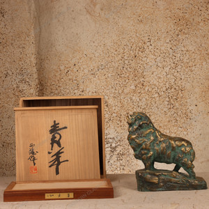 Vintage Japanese Bronze Bull Sculpture with Tomobako, Heisei era (1990-2018) | SKU: 26M-786-1 -2