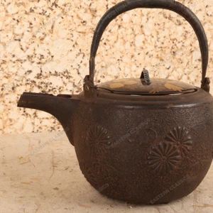 Vintage Japanese Cast Iron Tetsubin with Lacquered Lid, Early Showa (1927-1945) | SKU: 26M-129-1 - 2