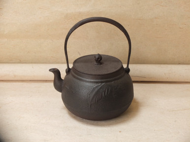 Vintage Japanese Tetsubin iron kettle small size (kotobuki) – VINTAGE BLUE  JAPAN