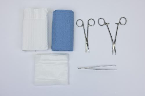TRAY LACERATION LIDDED w/TOWELS INSTRUMENTS & GAUZE