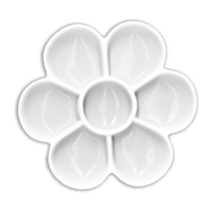 A white flower shaped palette with 7 wells.