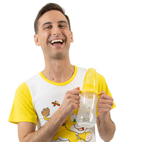 Male model holding Rearz Easy Grip adult bottle.
