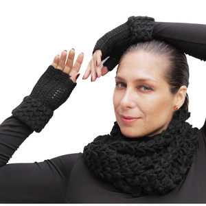 Superfine Alpaca Wool Handknitted Infinity Scarf & Gloves Black