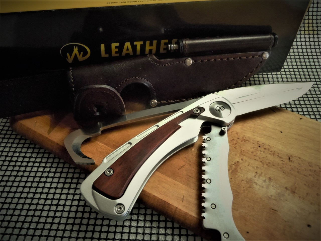 LEATHERMAN STEENS HUNTING KNIFE W/4" BLADE, BONE SAW AND GUT HOOK