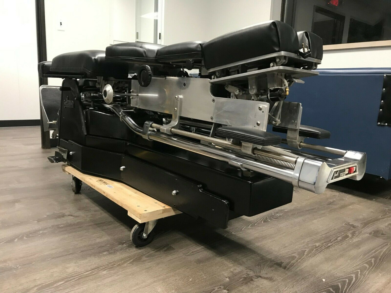 Chiropractic Table Zenith 460 Thompson Vertilift Hylo New