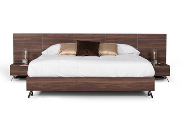 Queen Nova Domus Brooklyn - Italian Modern Walnut Bed + Nightstands Set / VGACBROOKLYN-BED-NS-Q