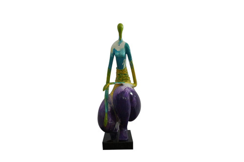 Kneeling Modern Sculpture / VGTHSZ0576