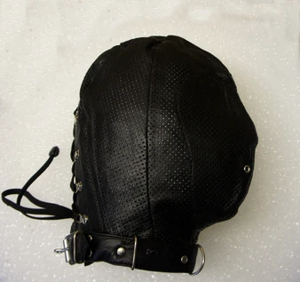 Seitliche Ansicht BDSM-Maske aus Leder – schwarze Volllederhaube, anatomische Passform, Metallbeschläge sichtbar