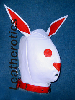 Seitliche Ansicht der weißen BUNNY Ledermaske mit roten Ohren