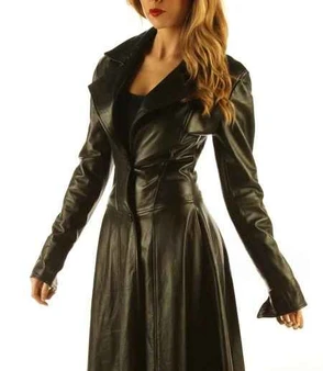 Schwarzer Burlesque Mantel aus Leder Detailansicht
