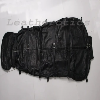 Schwarzer Bondage-Schlafsack aus Leder mit Schnallen, Reißverschlüssen und Ösen
