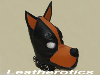 Schräge Vorderansicht der schwarz-braunen Leder-Hundemaske mit Ohren und Halsband
