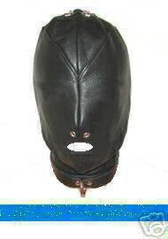 Vorderansicht der schwarzen Leder-Bondage-Maske mit Mundöffnung und Nasenösen.