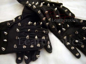 Schwarze Lederhandschuhe mit silbernen Kegelspikes in Draufsicht