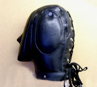 Seitliche Ansicht von schwarzer Leder-Audio-Maske mit Schnürung und Ohrpolster.