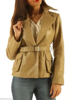 Beige Lederjacke mit Gürtel, Reverskragen und aufgesetzten Taschen von vorne