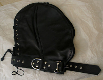 Schwarze Kinnmaske aus Echtleder mit Schnürung und breitem Nietenriemen