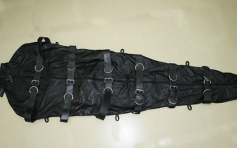 Schwarzer Lederschlafsack in Draufsicht mit langen Riemen und Metallringen