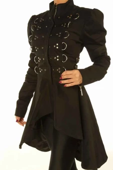 Schwarze Steampunk-Jacke mit hohem Kragen, D-Ringen und asymmetrischem Saum