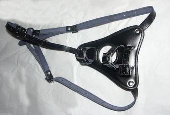Schwarzer Leder-Bondage-Gürtel mit Dreieckplatte, Schnallen und verstellbaren Riemen