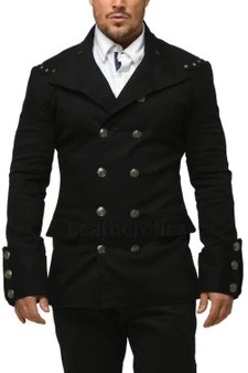 Vorderansicht schwarzer Steampunk-Militärjacke mit breitem Revers und Metallknöpfen